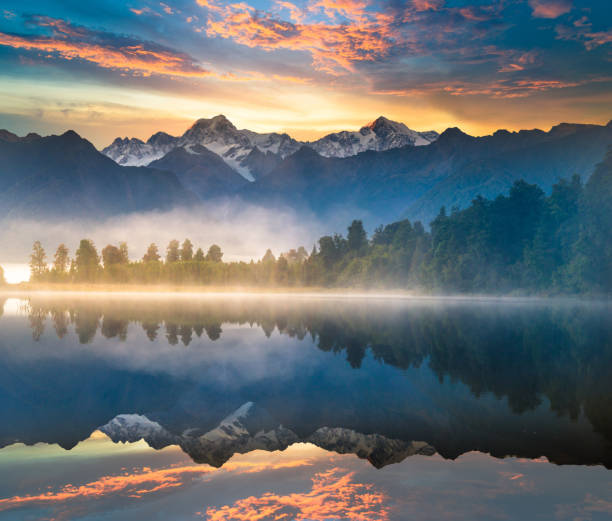 wunderschöne landschaft landschaft von den lake matheson fox-gletscher und durch die alpen berge und täler neu zealand - winter lake snow water stock-fotos und bilder