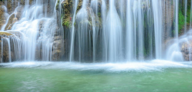 primer plano de la cascada - waterfall thailand tropical rainforest tropical climate fotografías e imágenes de stock