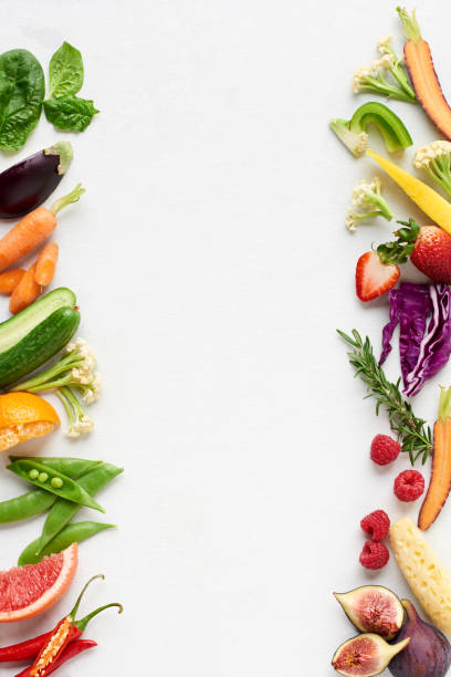 белый фон с красочной продовольственной границей сырых фруктов и овощей - carrot vegetable portion cross section стоковые фото и изображения