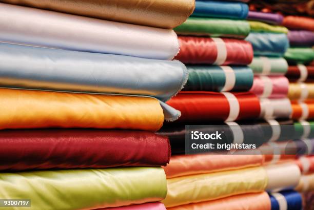 Rolo De Cetim Em Uma Loja De Tecidos - Fotografias de stock e mais imagens de Loja de Tecidos - Loja de Tecidos, Seda, Amontoar