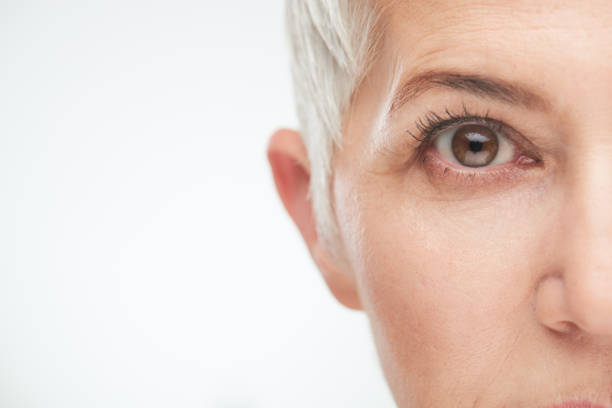 крупным планом глаза старшей женщины. - wrinkle treatment стоковые фото и изображения