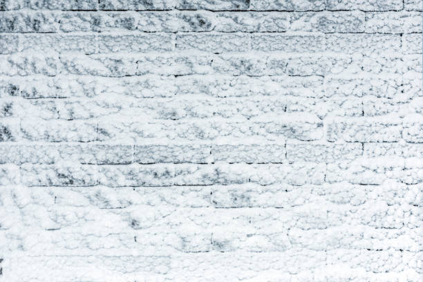 muro di mattoni coperto di neve azzurra. texture della superficie invernale ghiacciata.  spazio di copia per il posizionamento o il testo del prodotto - tiled floor dirty blue wall foto e immagini stock