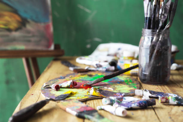 istock Painting art: Scattered painting tools on wooden board 930090512