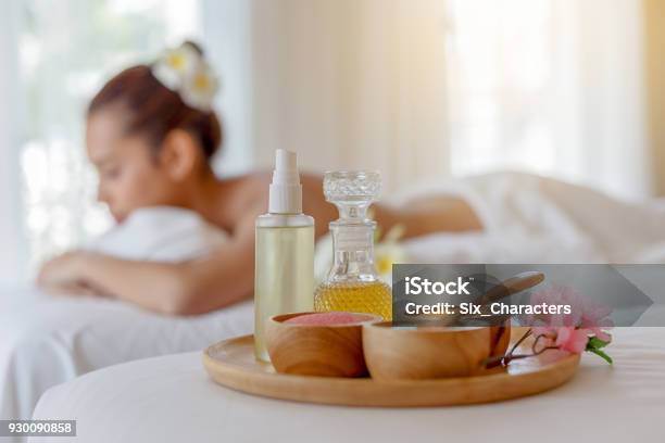 Foto de Elementos De Spa E Massagem Azeite De Ervas Sal De Aroma Jovem Relaxante No Fundo O Conceito De Aromaterapia E Tratamento De Spa O Foco Seletivo e mais fotos de stock de Massagear