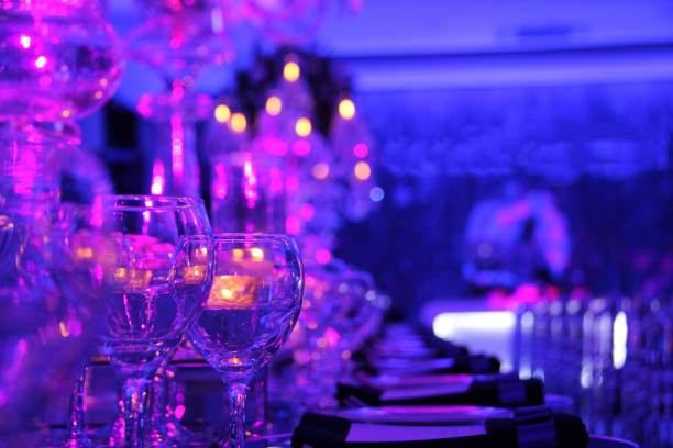 salle de réception de mariage ou autre salle de réception aménagée pour un repas raffiné - tenue habillée photos et images de collection