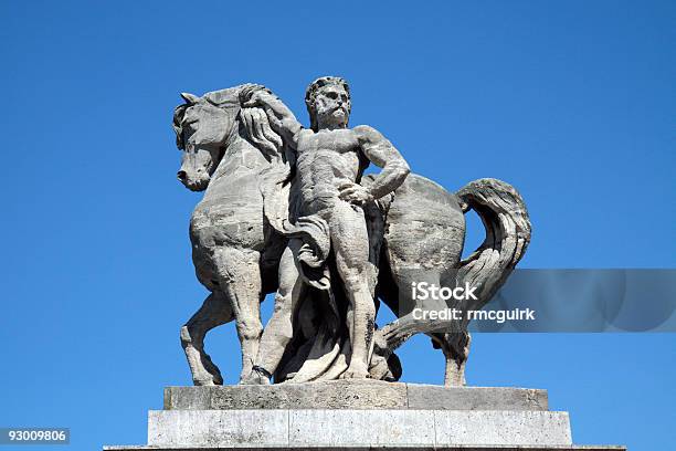 Statue Gegen Einen Blauen Himmel Stockfoto und mehr Bilder von Männer - Männer, Paris, Pferd