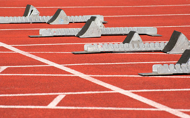campo de atletismo - starting line sprinting track and field track event imagens e fotografias de stock