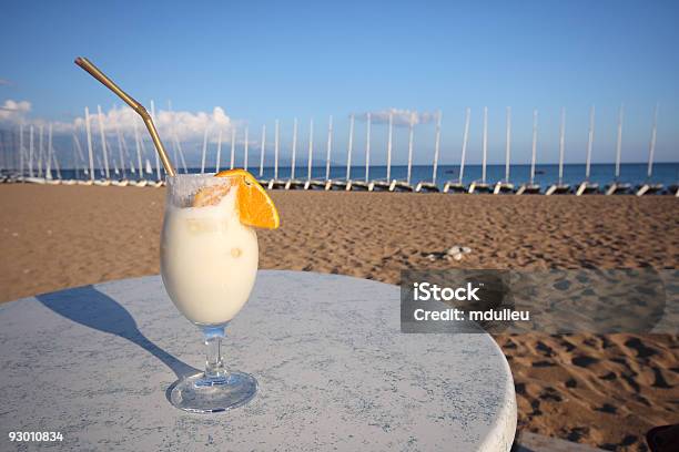 Cocktail Am Strand Stockfoto und mehr Bilder von Alkoholisches Getränk - Alkoholisches Getränk, Getränk, Kokosnusswasser