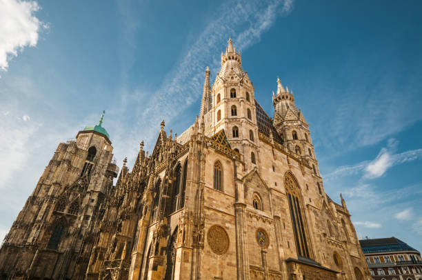 st. stephan cathedral gegen blauen himmel in wien, österreich - stefansdom stock-fotos und bilder