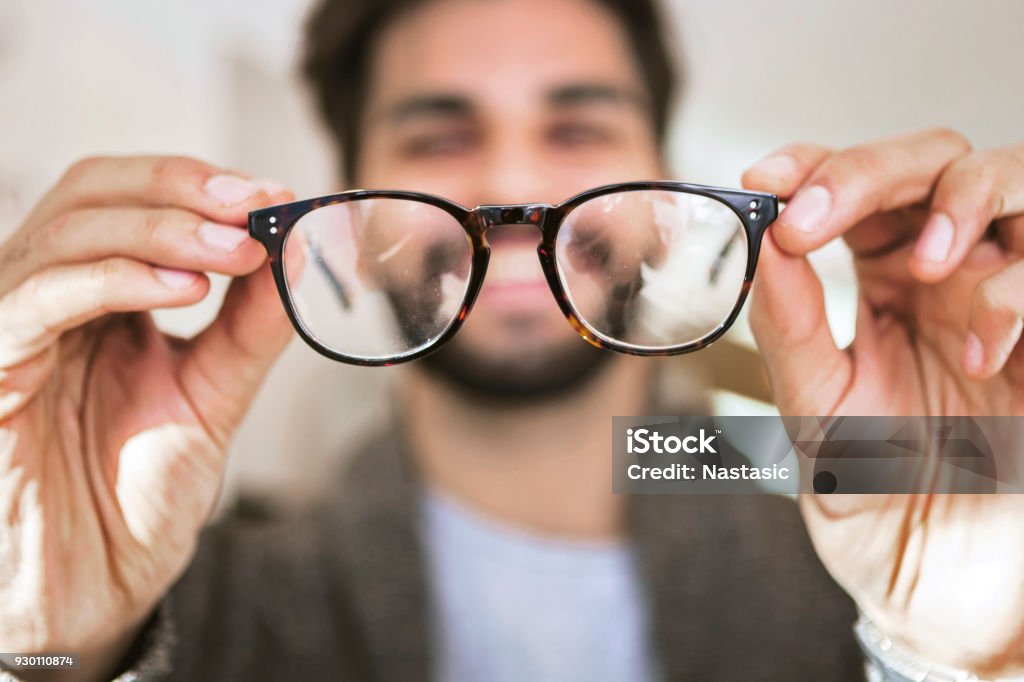 Mann mit Brille im optischen Speicher auswählen - Lizenzfrei Brille Stock-Foto