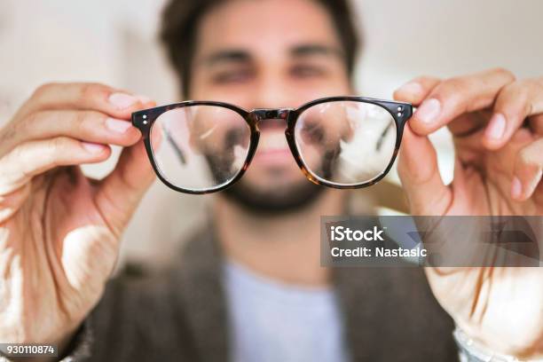 Mann Mit Brille Im Optischen Speicher Auswählen Stockfoto und mehr Bilder von Brille - Brille, Anprobieren, Männer