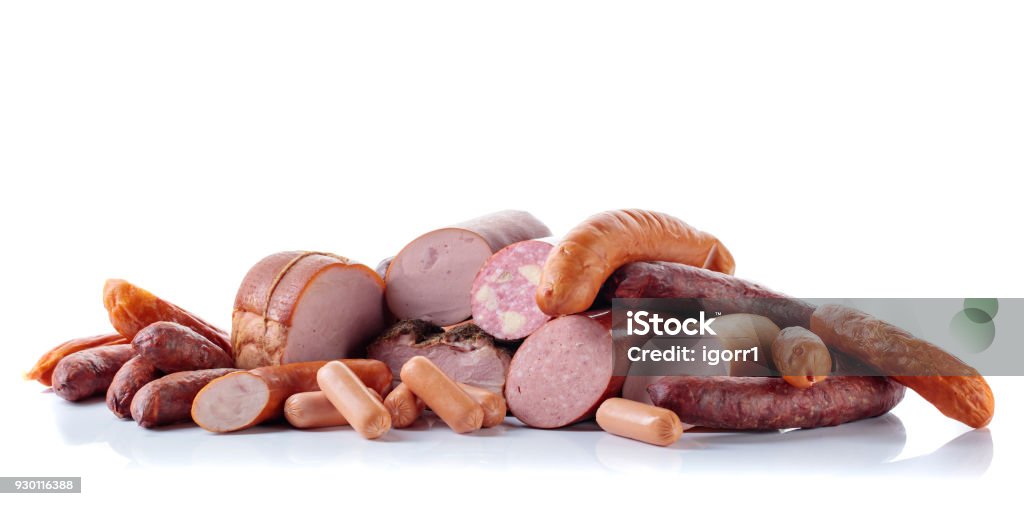 Verschiedene Wurst- und Räucherwaren, isoliert auf weiss. - Lizenzfrei Feinkostgeschäft Stock-Foto