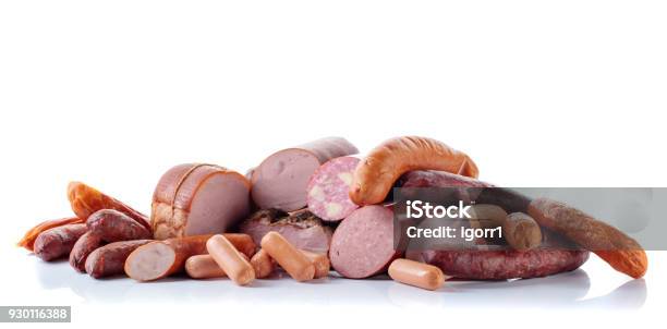 Verschiedene Wurst Und Räucherwaren Isoliert Auf Weiss Stockfoto und mehr Bilder von Feinkostgeschäft