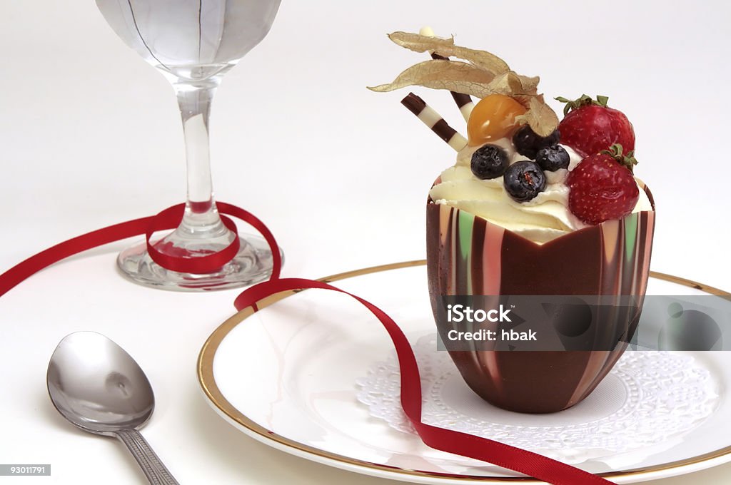 Festivo chocolate con frutas magdalena con glaseado - Foto de stock de Agua potable libre de derechos