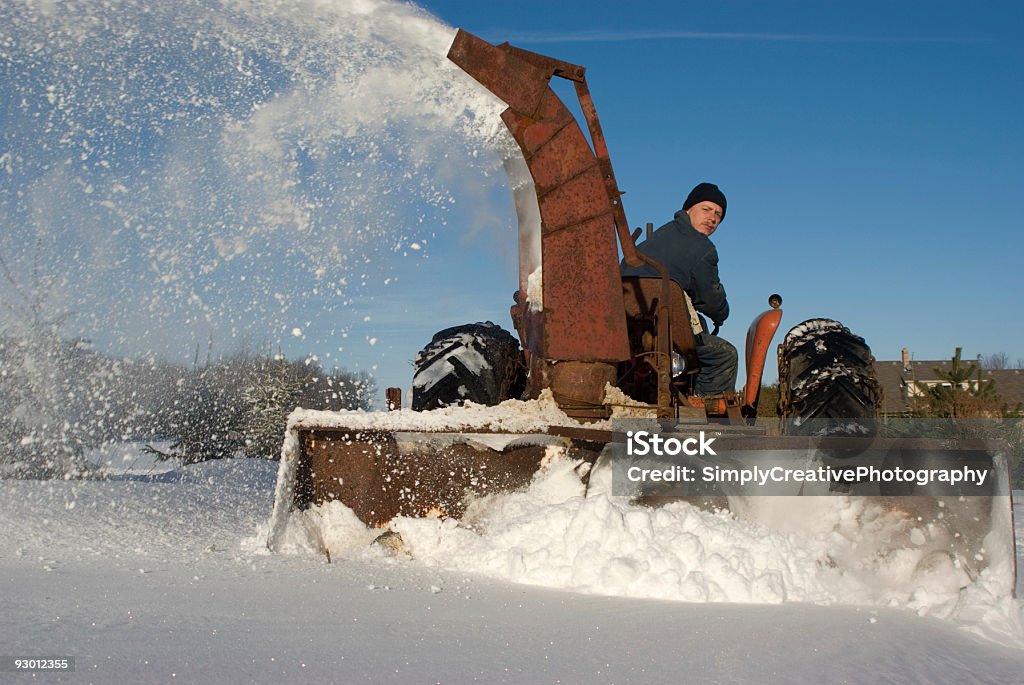 Старый трактор Snowblowing в зимний - Стоковые фото Зима роялти-фри