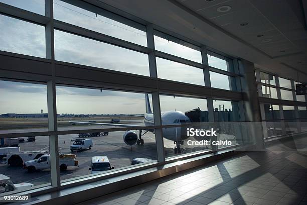 Terminal De Aeroporto - Fotografias de stock e mais imagens de Aeroporto - Aeroporto, Alfalto, Avião