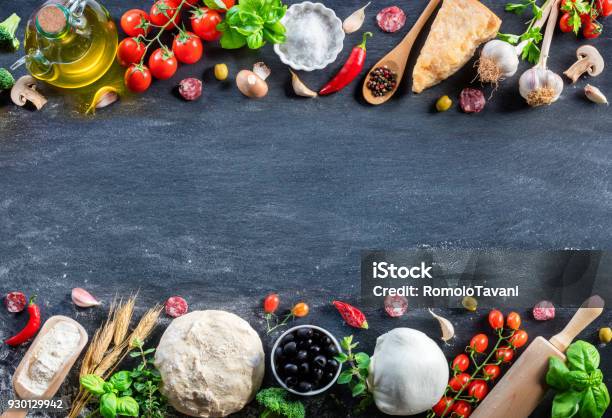 Ingredienti Della Pizza Su Tavola Nera In Un Alimento Crudo Italiano - Fotografie stock e altre immagini di Ingrediente