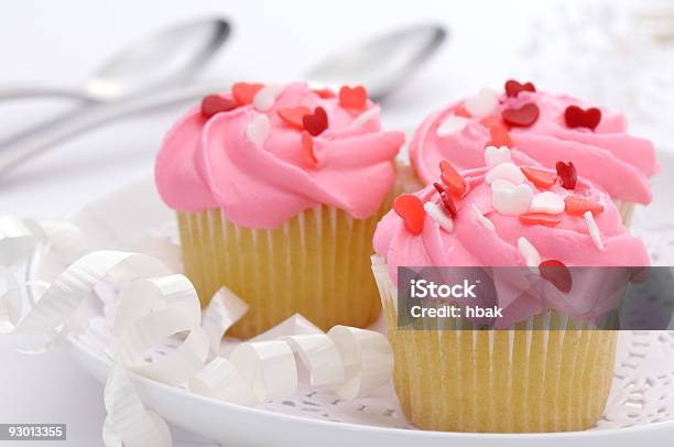 Cupcakes Dia Dos Namorados - Fotografias de stock e mais imagens de Bolo - Sobremesa - Bolo - Sobremesa, Naperão, Bolinho