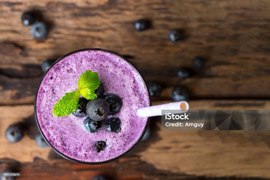 jugo de arándanos batidos - Foto de stock de Batido de frutas libre de derechos