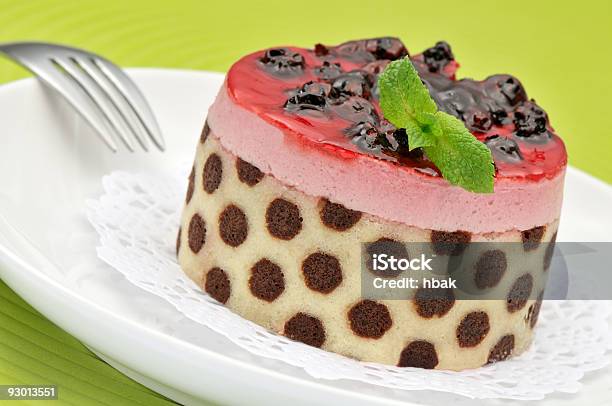 Foto de Bolo De Mousse De Fieldberry e mais fotos de stock de Bolo - Bolo, Bolo de Camadas, Coberto de Camada Lustrosa