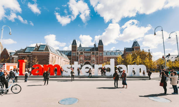 i amsterdam sign at museumplein, rijksmuseum - editorial horizontal cycling crowd imagens e fotografias de stock