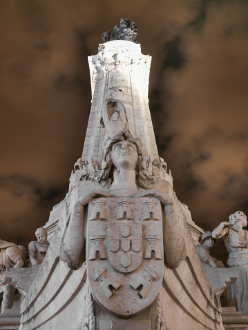 Marques de Pombal estatua Lisboa por la noche, vista frontal, abajo a arriba photo