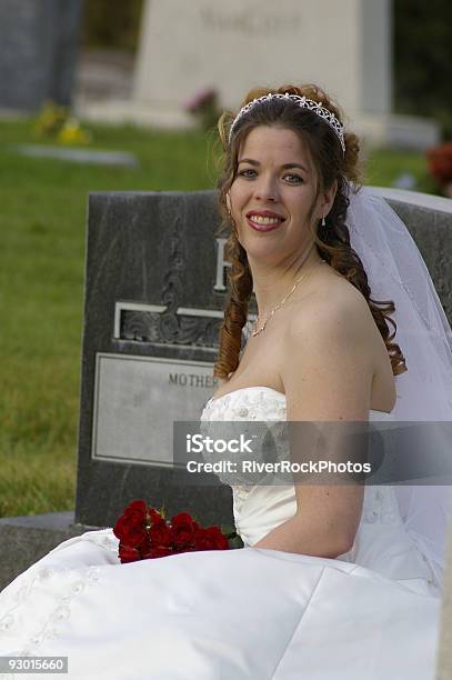 Braut In Einem Friedhof Stockfoto und mehr Bilder von Abendkleid - Abendkleid, Baum, Begraben