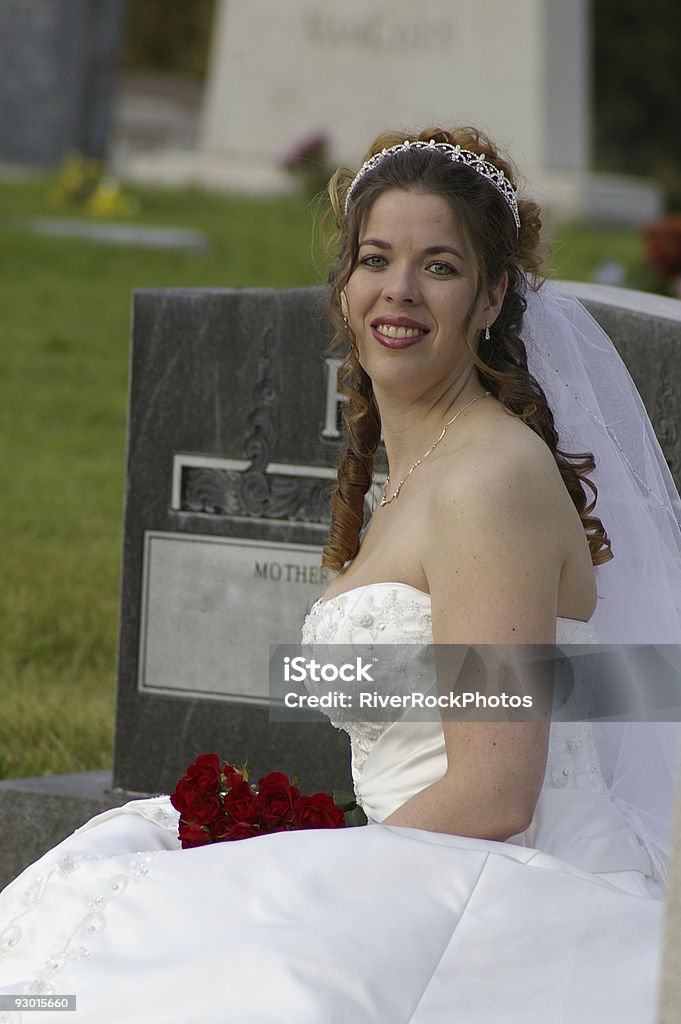 Sposa in un cimitero - Foto stock royalty-free di Abbigliamento formale