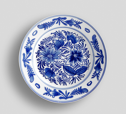 Decorative plate with round ornament