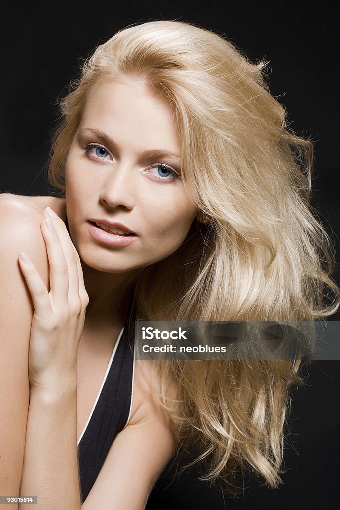 Retrato de primer plano de una fresca y hermosa joven modelo de modas - Foto de stock de Adulto libre de derechos