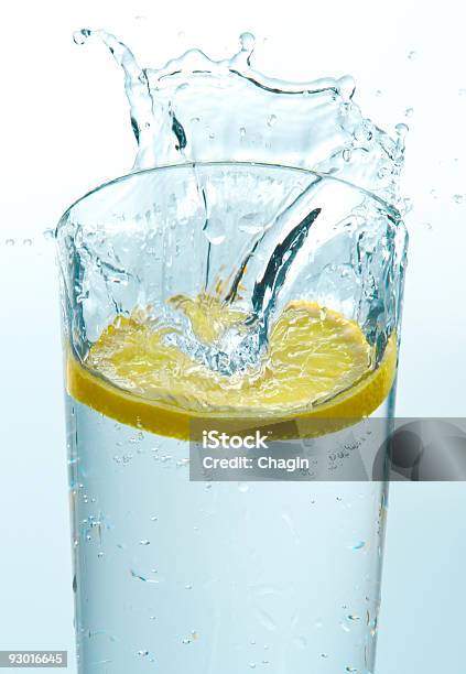Limón Porción Que Caer En El Agua Foto de stock y más banco de imágenes de Agua potable - Agua potable, Alimento, Amarillo - Color