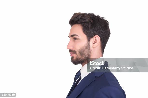 Ver Perfil De Joven Empresario En Traje Azul Marino Mirando Lejos Sobre Fondo Blanco Foto de stock y más banco de imágenes de Perfil - Vista de costado