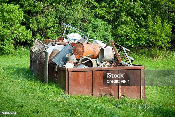 Foto de De Resíduos Contêiner e mais fotos de stock de Antigo - Antigo, Barril, Cheio