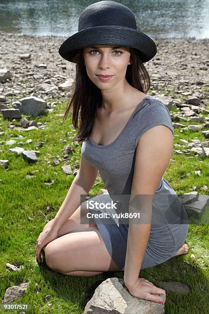 Hermosa Joven Mujer Descansando En El Césped Foto de stock y más banco de imágenes de Actividades recreativas - Actividades recreativas, Adulto, Adulto joven