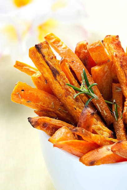 batatas fritas - sweet potato french fries yam baked fotografías e imágenes de stock