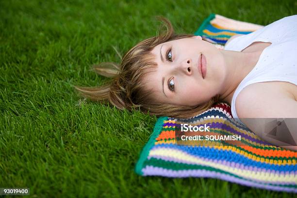 Photo libre de droit de Jolie Jeune Femme Se Dresse Sur Une Couverture Dans Lherbe banque d'images et plus d'images libres de droit de Adolescence