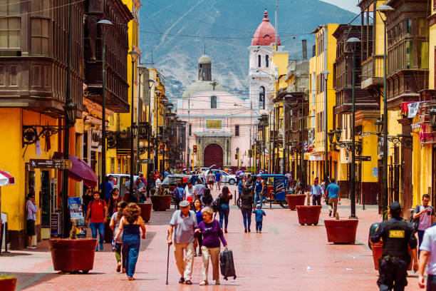 image du jour des passants se promenant dans les rues de rimac, dans la zone métropolitaine de lima, pérou - lima peru photos et images de collection