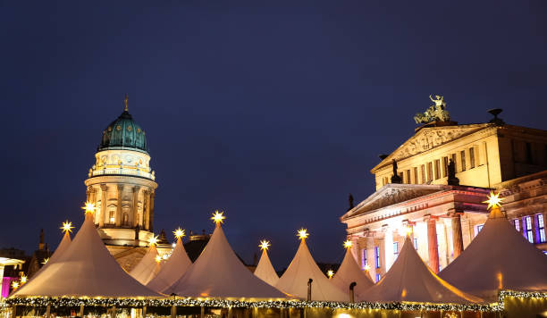 niemiecki kościół w sali koncertowej gendarmenmarkt, berlin, niemcy - berlin germany gendarmenmarkt schauspielhaus germany zdjęcia i obrazy z banku zdjęć