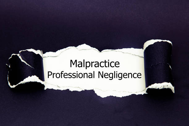 текст халатности профессиональная халатность появляется за разорвал бумаги. - legal failure стоковые фото и изображения