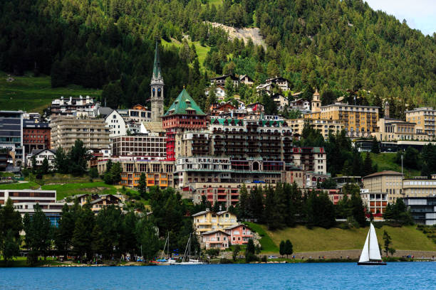 вид на город санкт-мориц и парусник на озере летом. швейцария - switzerland engadine european alps lake стоковые фото и изображения