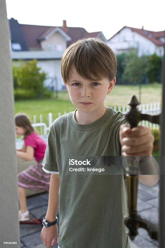 Boy hermanos rivalidad conflicto puerta - Foto de stock de 12-13 años libre de derechos