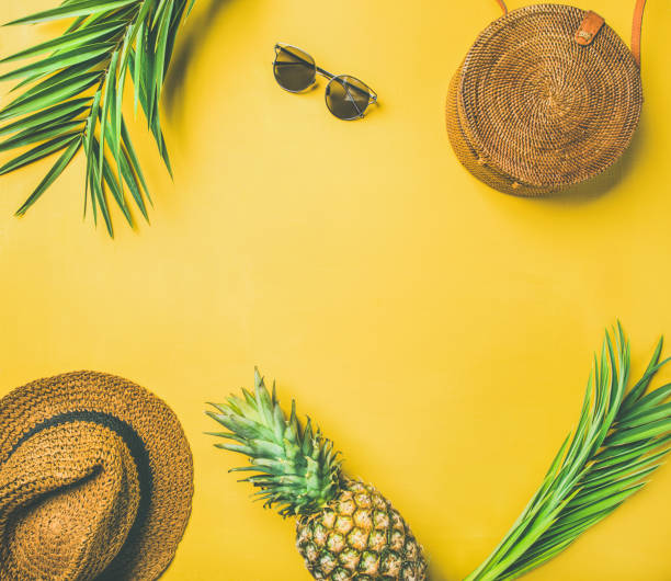 kleurrijke zomer fashion outfit flat-lay - tropisch-motief-fotos stockfoto's en -beelden