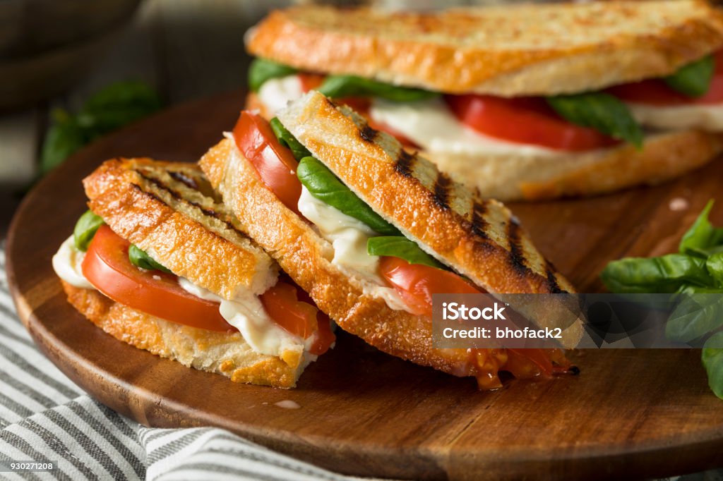 Gesunden gegrillten Basilikum Mozzarella Caprese Panini - Lizenzfrei Sandwich Stock-Foto