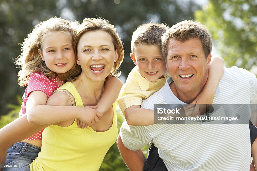 Familia divirtiéndose en el campo - Foto de stock de Color - Tipo de imagen libre de derechos