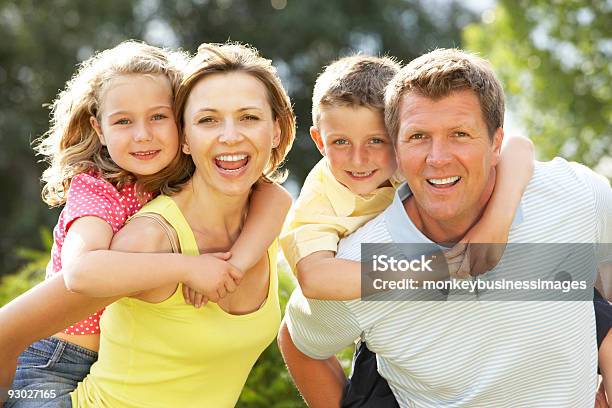 Família Divertirse No Meio Rural - Fotografias de stock e mais imagens de Imagem a cores - Imagem a cores, 30-39 Anos, 4-5 Anos