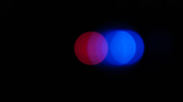 bokeh azul y rojo luz - police lights fotografías e imágenes de stock