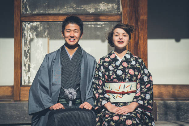 jovem casal em kamakura - kamakura japan tourist people - fotografias e filmes do acervo