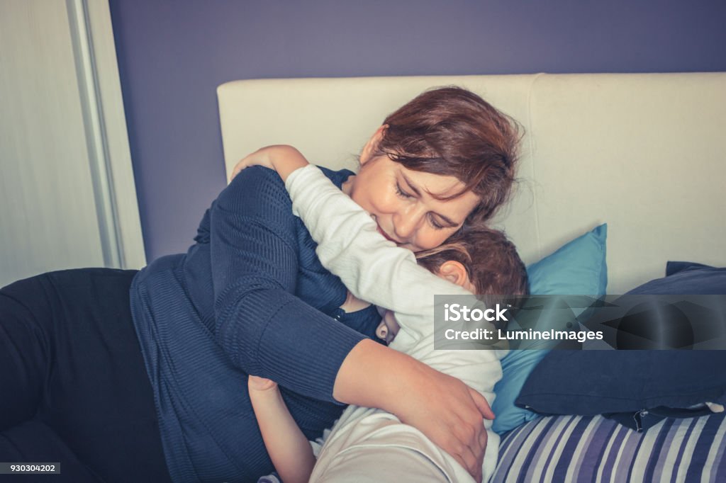  Abrazo De La Abuela Para El Sueño De Buenas Noches Foto de stock y más banco de imágenes de Abrazar