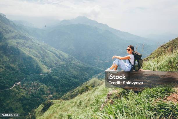 Photo libre de droit de Femme Touriste Profiter Avec Belle Vue Sur Les Montagnes À Ella Au Sri Lanka banque d'images et plus d'images libres de droit de Voyage