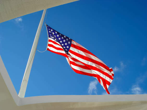 drapeau des états-unis - pearl harbor - named military ship photos et images de collection